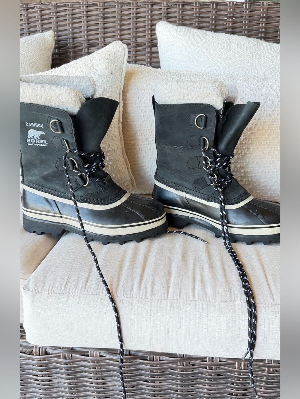 Sorel Men's Caribou Winter Boots in Black with Cream Trim fits women size 8.5.